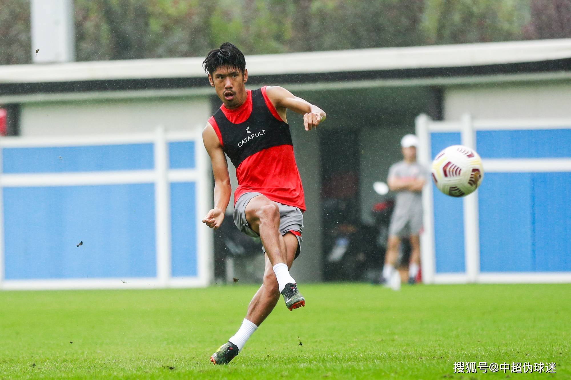 尼斯训练开放日,今晚造点机会引欢呼,中超在即,身体对抗强度拉满 尼斯训练开放日,今晚造点机会引欢呼,中超在即,身体对抗强度拉满