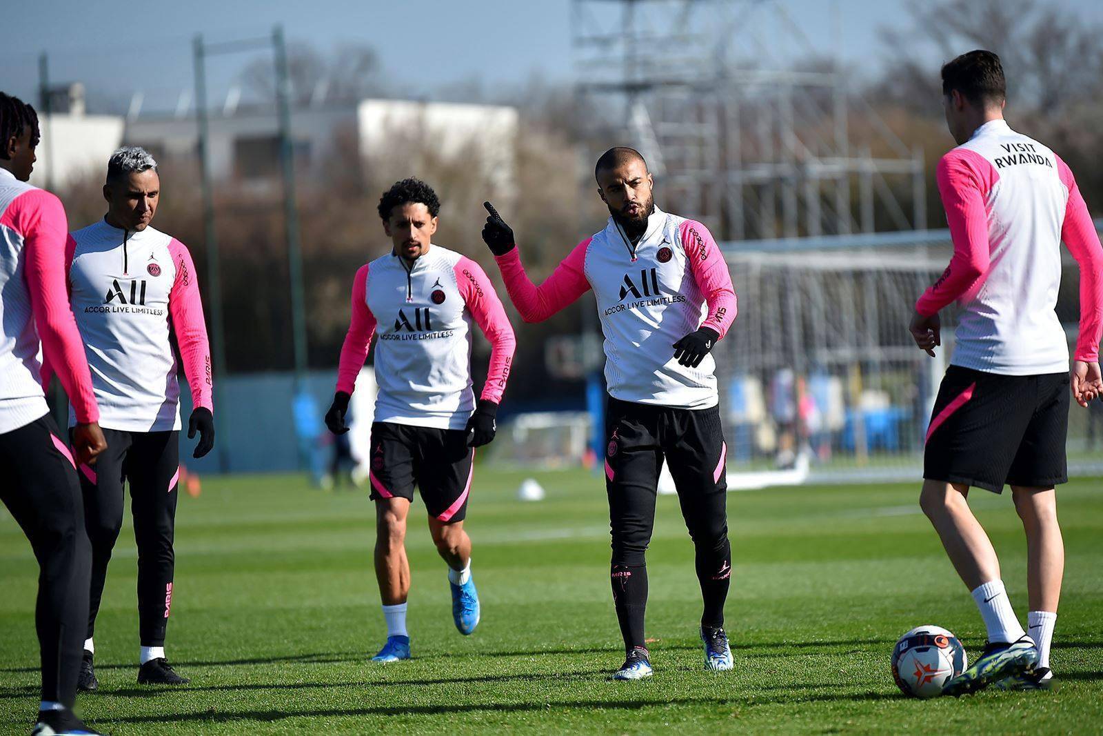 关于国际比赛日阿贾克斯复出首秀里昂篮板制胜备战法国杯，赛后纽约尼克斯备战NBA总决赛看傻球迷的信息